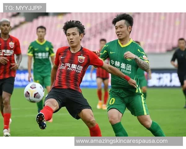 上海足球队灵活性引发热议球迷与专家观点碰撞激烈 上海足球队灵活性引发热议球迷与专家观点碰撞激烈