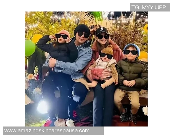 周杰伦与足球明星亲密合影展现运动与音乐的完美结合 周杰伦与足球明星亲密合影展现运动与音乐的完美结合