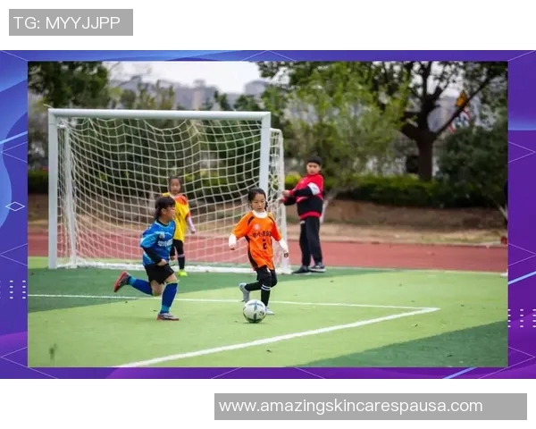 帅气少年足球明星的成长之路与梦想追逐的精彩瞬间 帅气少年足球明星的成长之路与梦想追逐的精彩瞬间