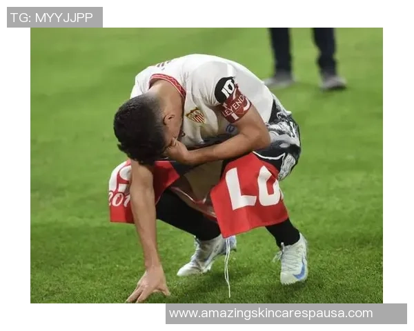 足球明星在比赛中被热情球迷感动泪洒赛场展现真情瞬间