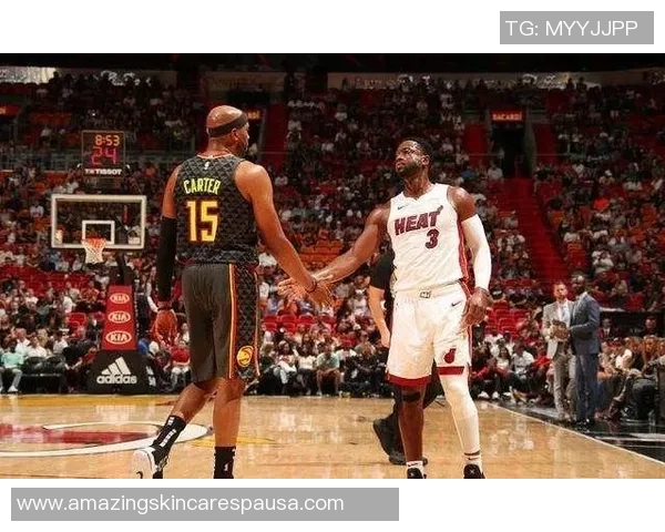 足球明星韦德与球迷亲密合影展现运动精神与友谊的美好瞬间