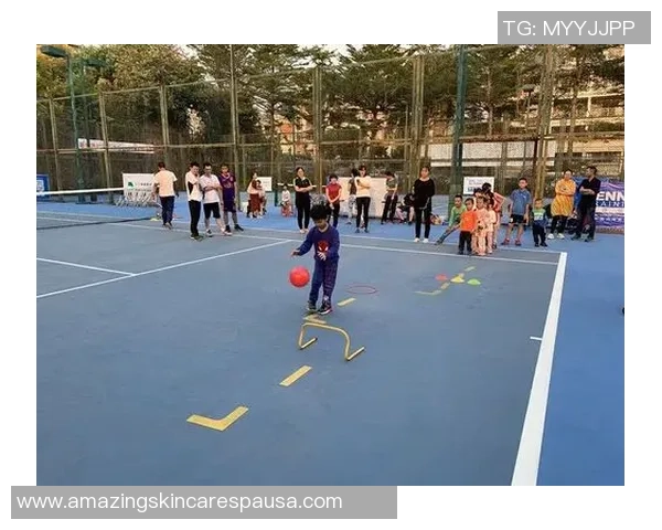 重庆网球队的灵活性揭秘:网球巨献背后的训练与技巧分析 重庆网球队的灵活性揭秘:网球巨献背后的训练与技巧分析